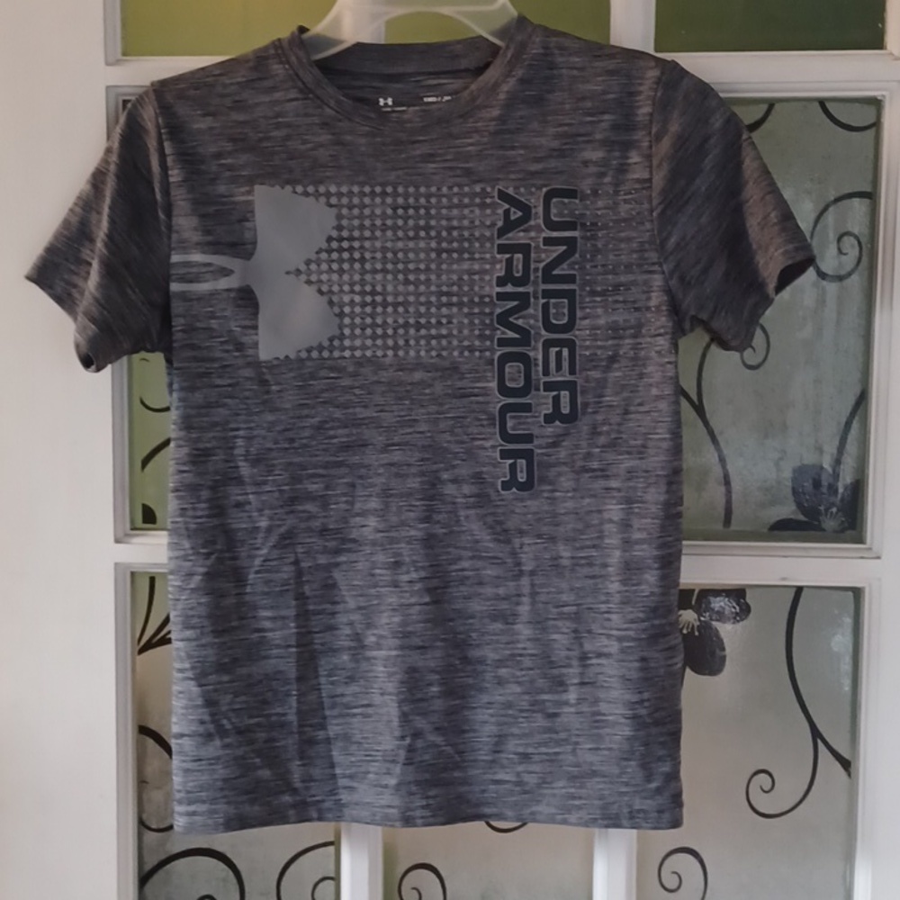 Under Armour tee shirt boys size medium